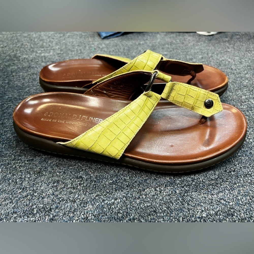 DONALD J PILNER Sandals - Size 8.5